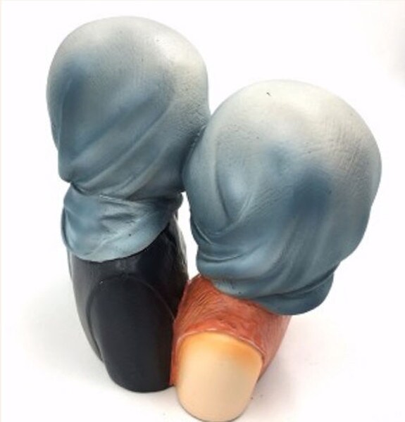 Replca Pocket Art Magritte Lovers with Covered Heads Les Amants Statue